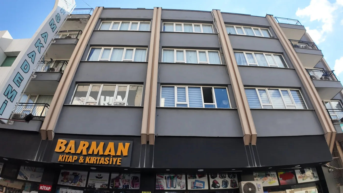 TURGUTLU'DA HAZIR KİRACILI 3 KATLI SATILIK İŞ YERİ